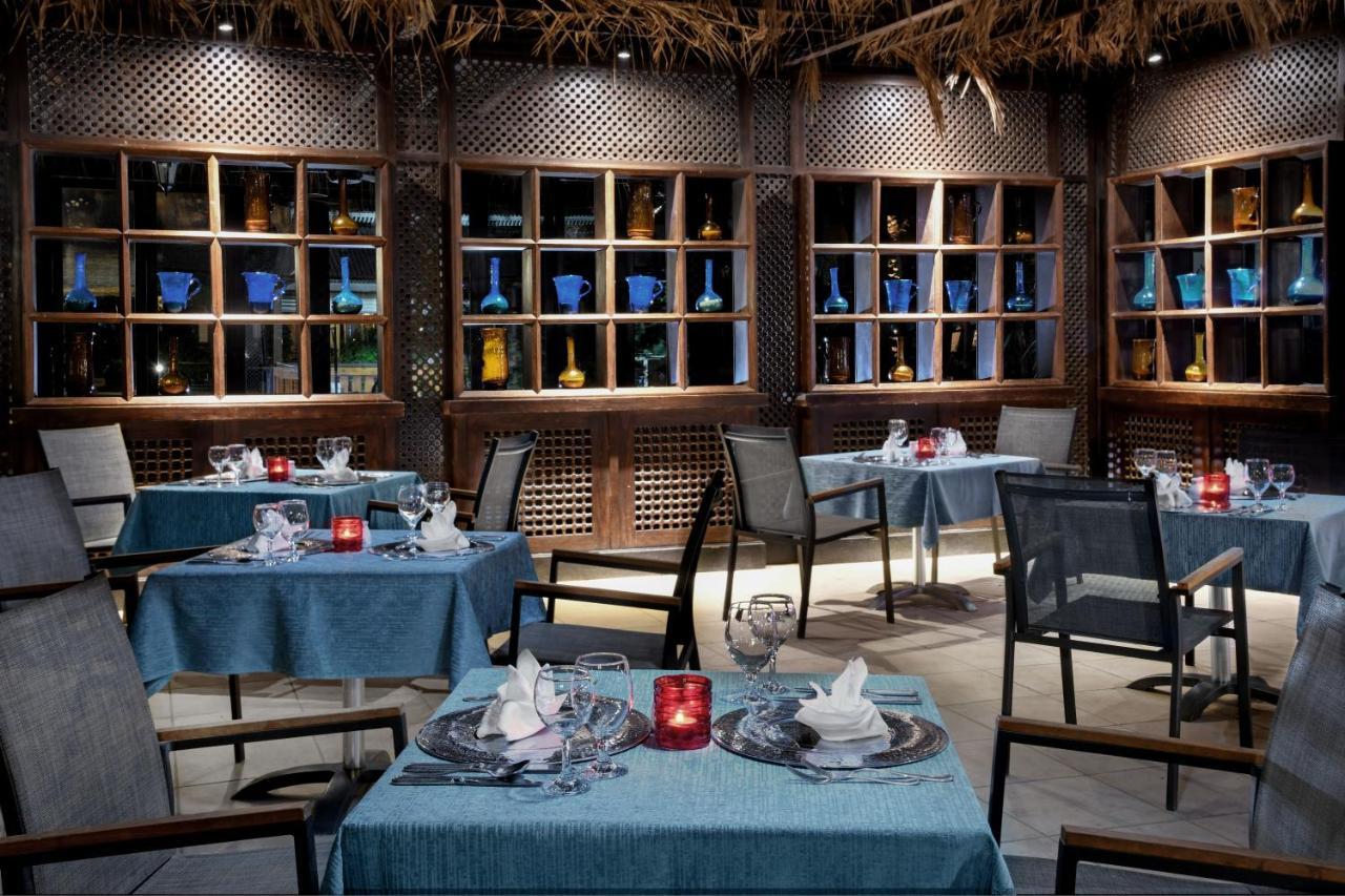 Jaz Aquamarine Resort Hurghada Esterno foto The restaurant at the resort