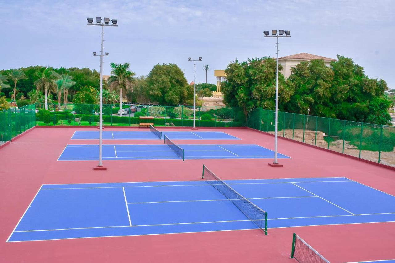 Jaz Aquamarine Resort Hurghada Esterno foto Tennis courts at the resort