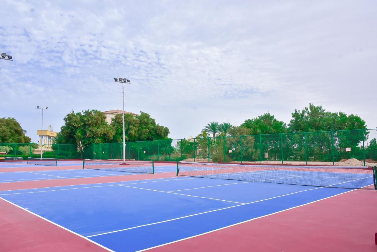 Jaz Aquamarine Resort Hurghada Esterno foto Tennis courts at the club