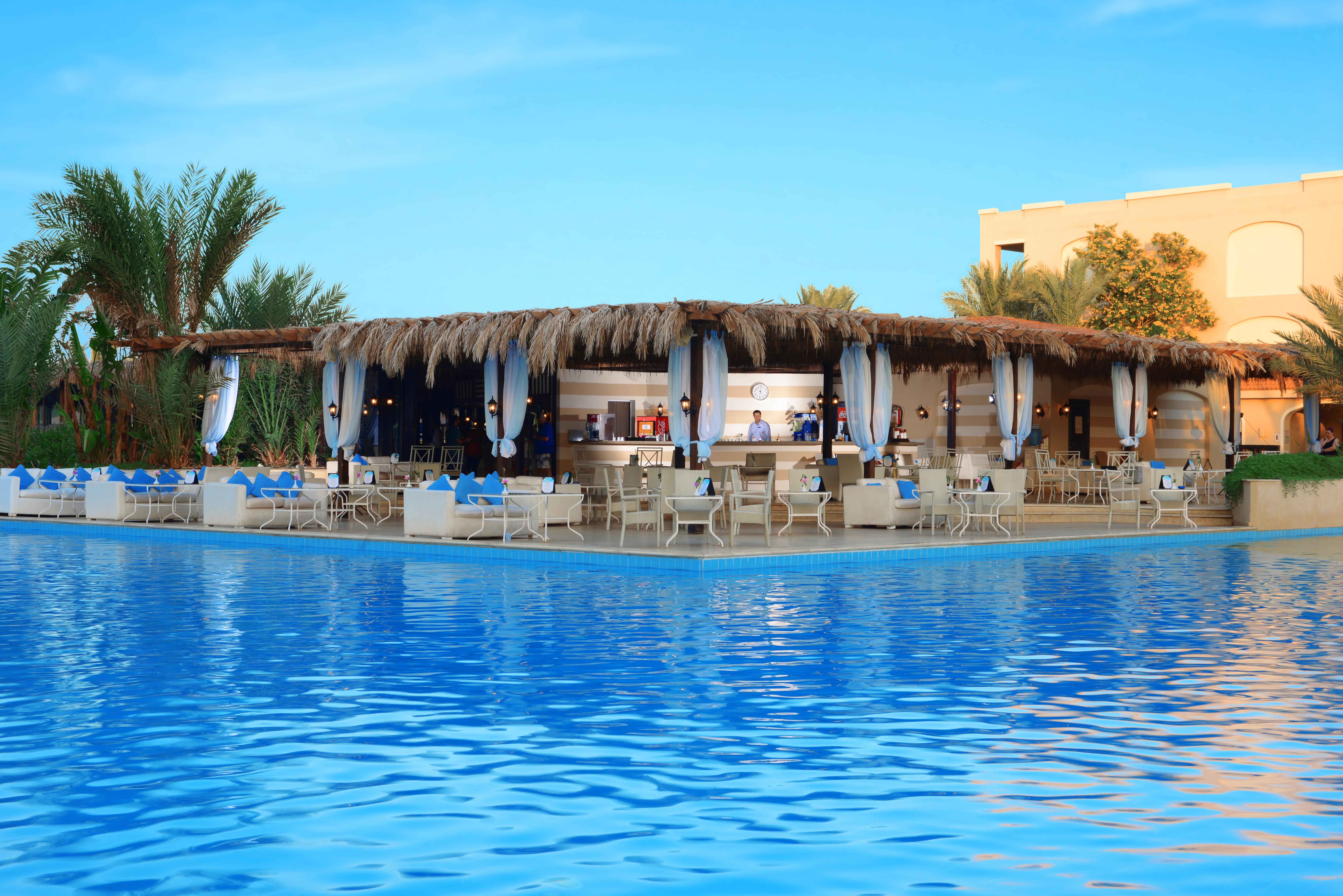 Jaz Aquamarine Resort Hurghada Esterno foto The pool at the Hilton Luxor
