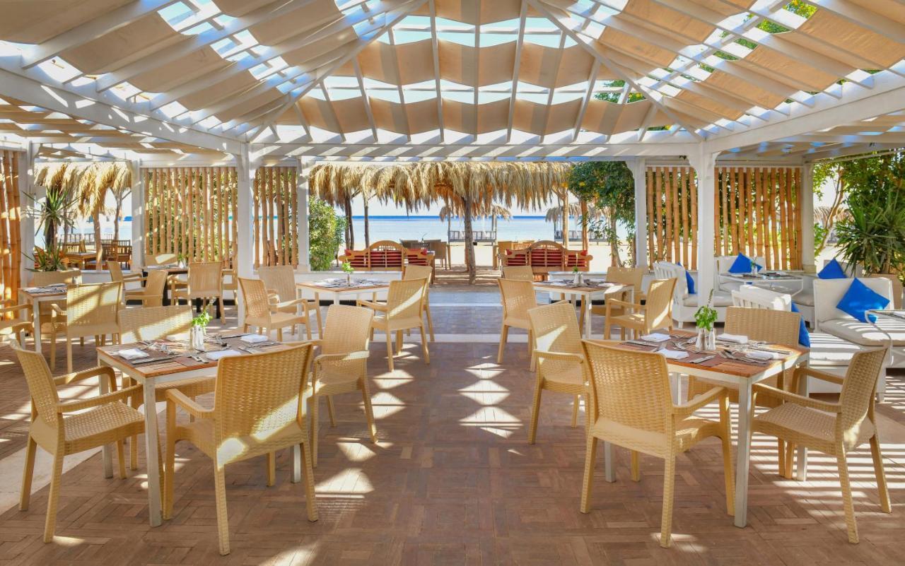 Jaz Aquamarine Resort Hurghada Esterno foto The restaurant at the beach