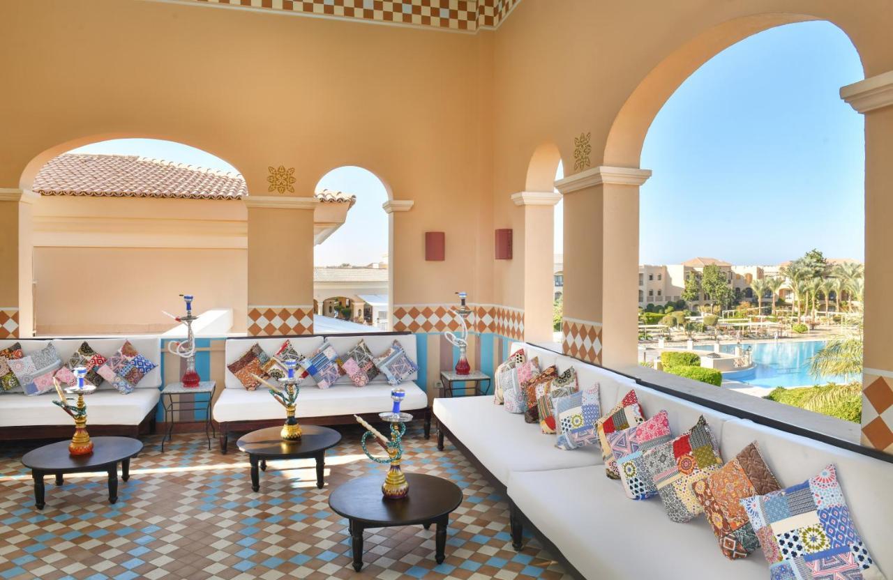Jaz Aquamarine Resort Hurghada Esterno foto The hotel's pool area