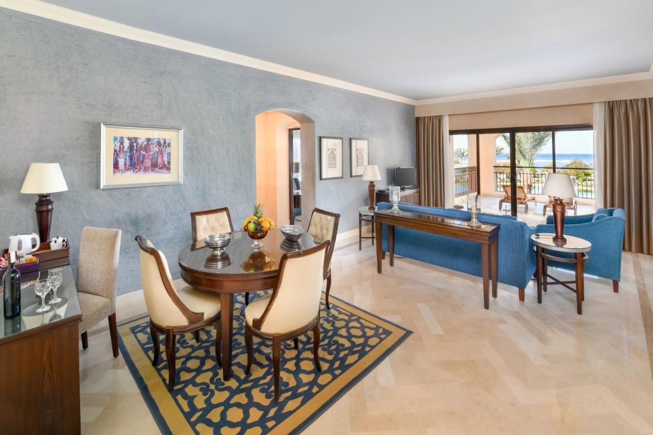 Jaz Aquamarine Resort Hurghada Esterno foto A suite at the Four Seasons Resort