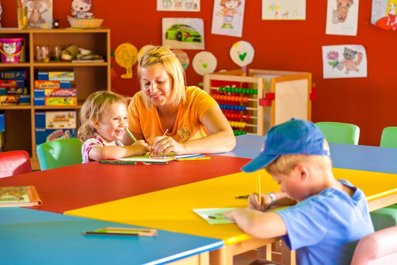 Jaz Aquamarine Resort Hurghada Esterno foto A kindergarten teacher with children