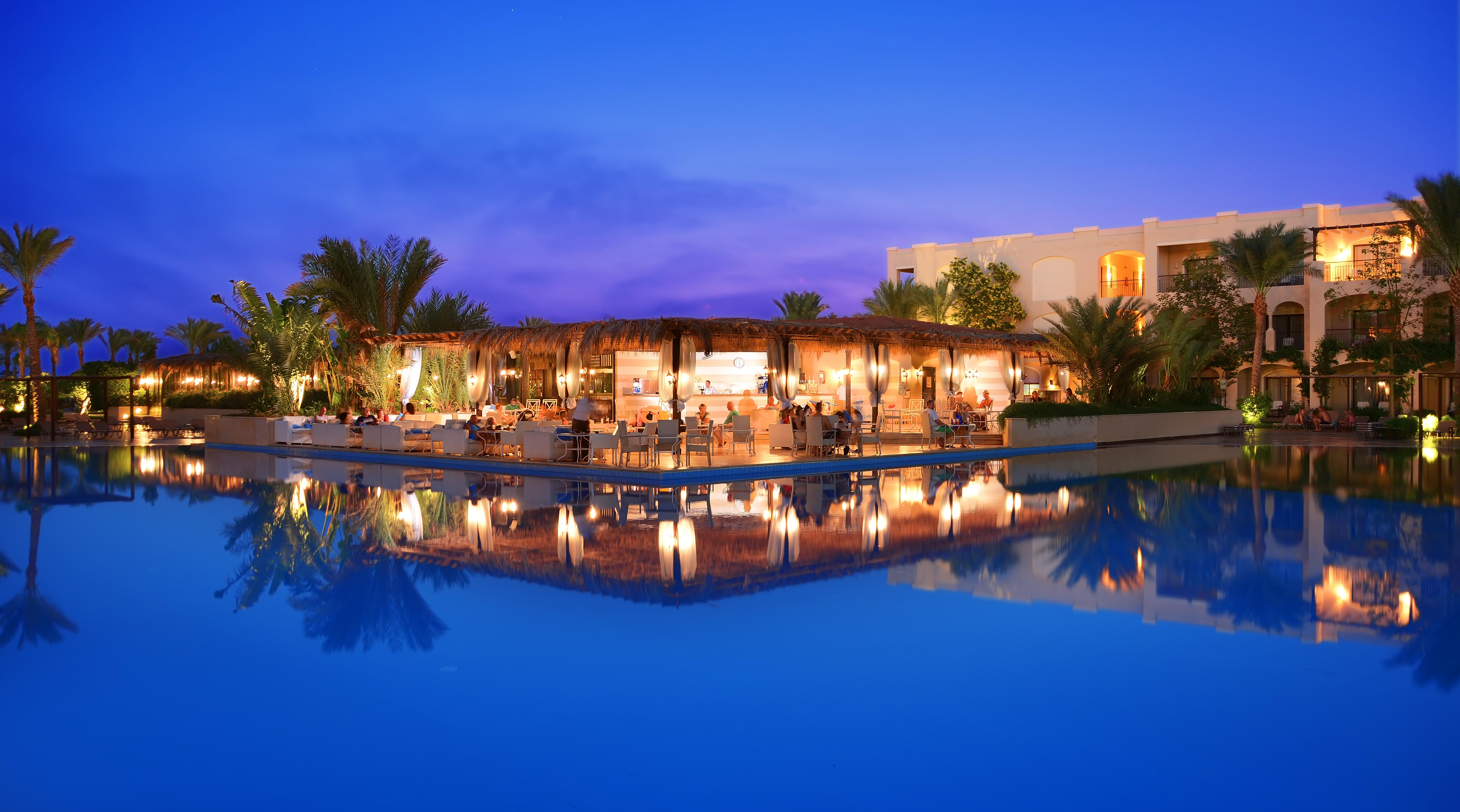Jaz Aquamarine Resort Hurghada Esterno foto The resort at night