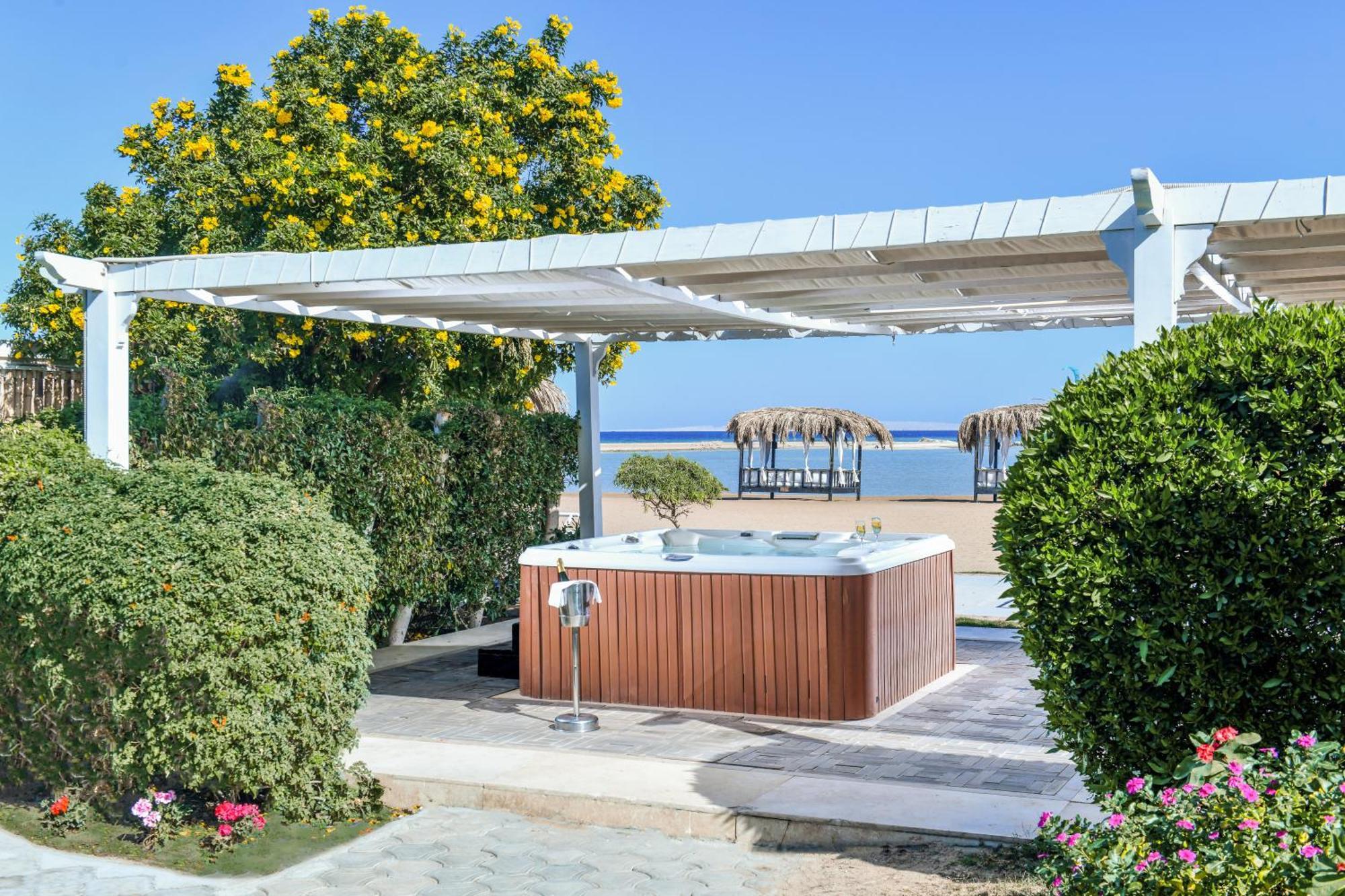 Jaz Aquamarine Resort Hurghada Esterno foto Outdoor spa
